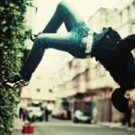 Ragazzo che si allena facendo parkour