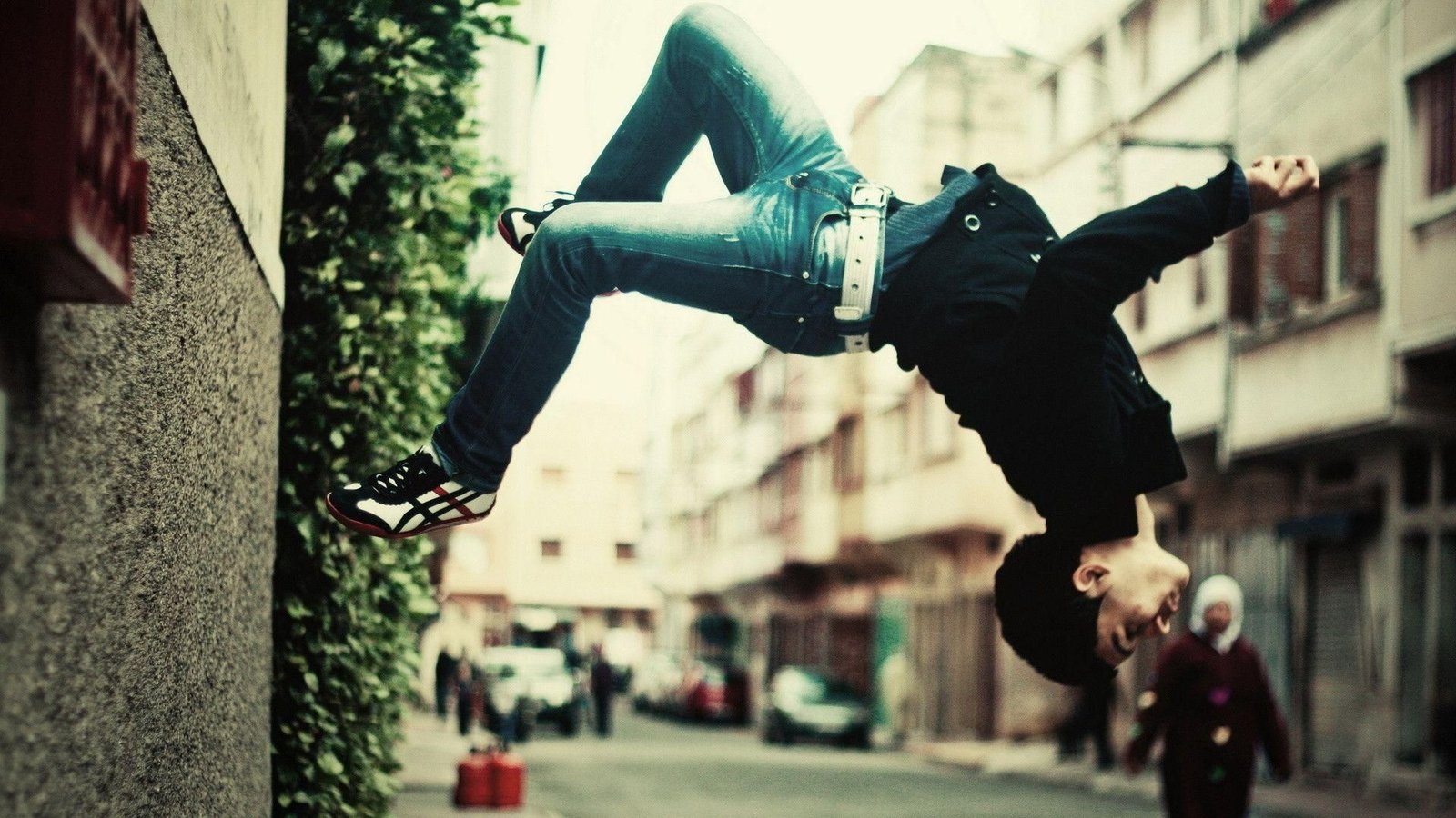 Ragazzo che fa Parkour Ragazzo che si allena facendo parkour
