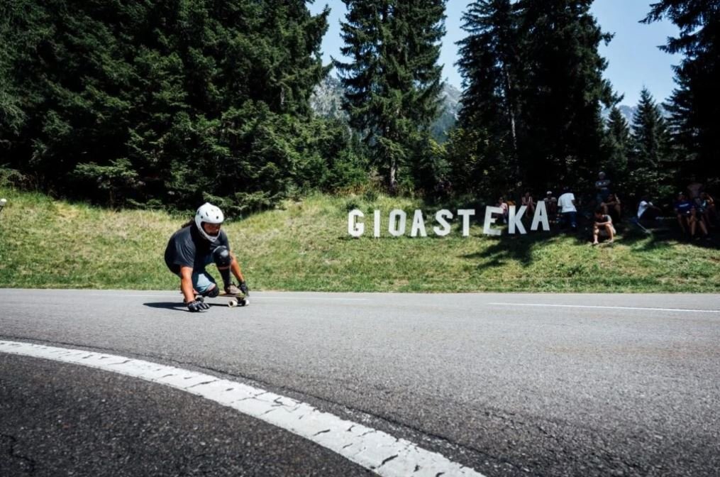 ragazzo in skate sport di strada