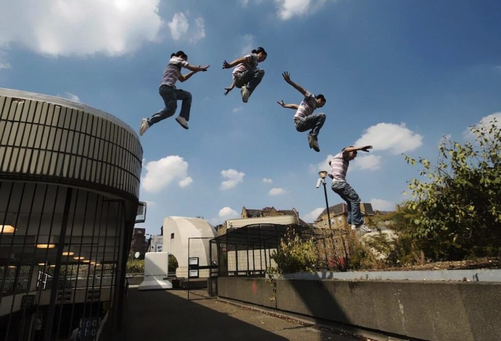 ragazzi che fanno parkour