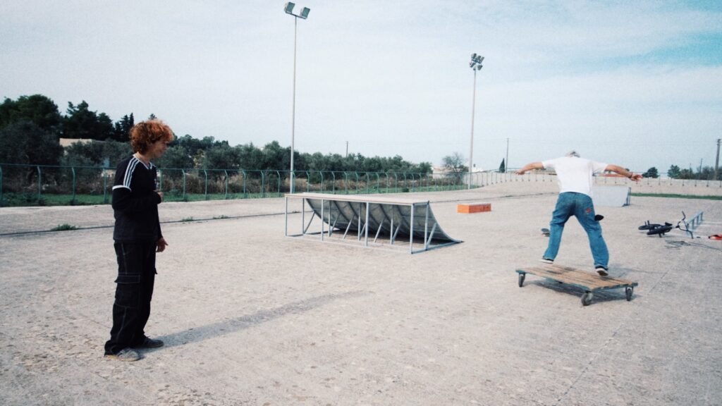 riscaldamento di ragazzi su skateboard