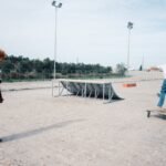 riscaldamento di ragazzi su skateboard