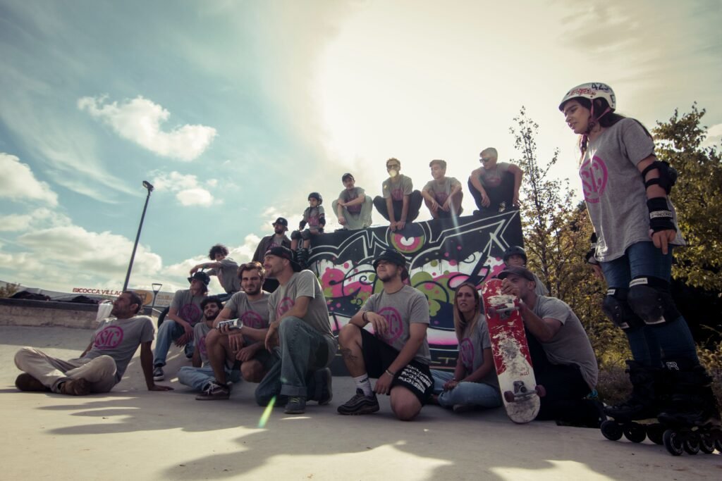 immagine dei ragazzi di street is culture e del loro istruttore di skate