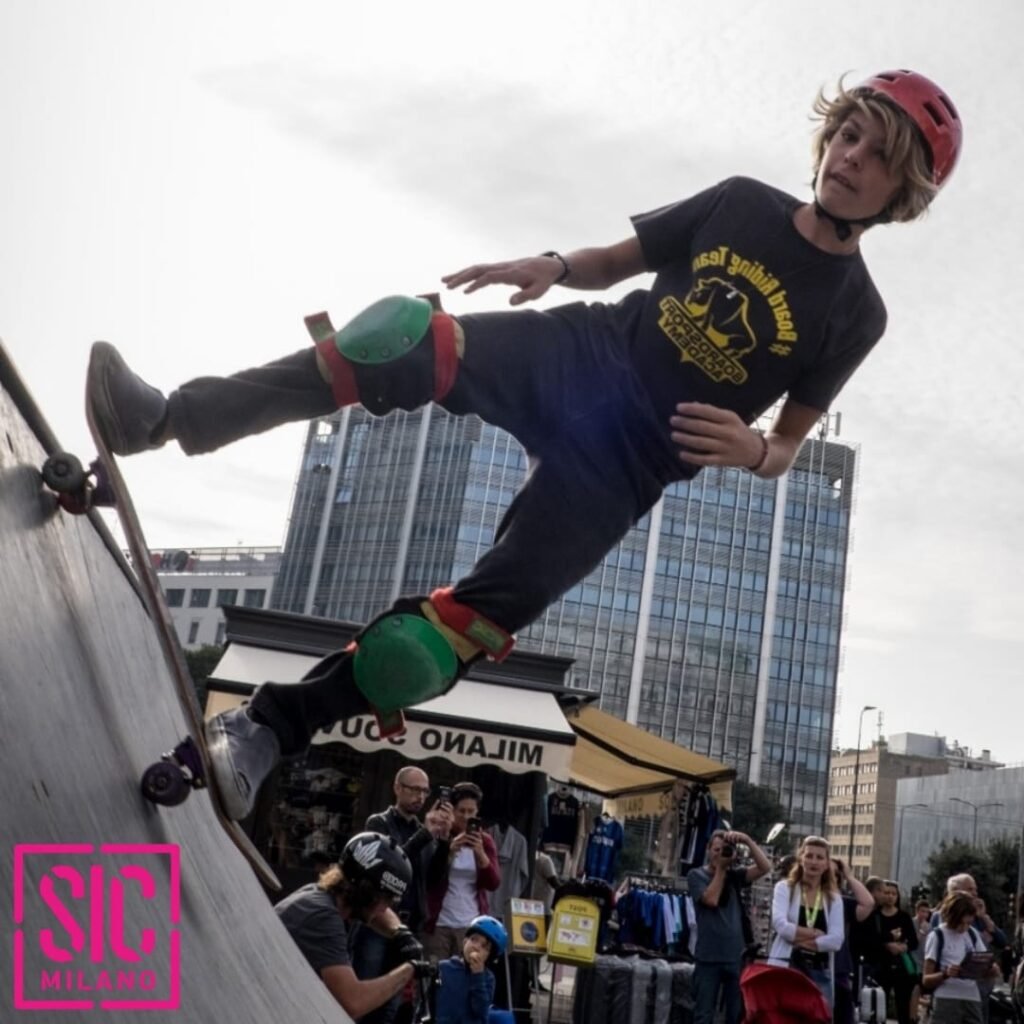 Bambino con skate ad un evento a Milano
